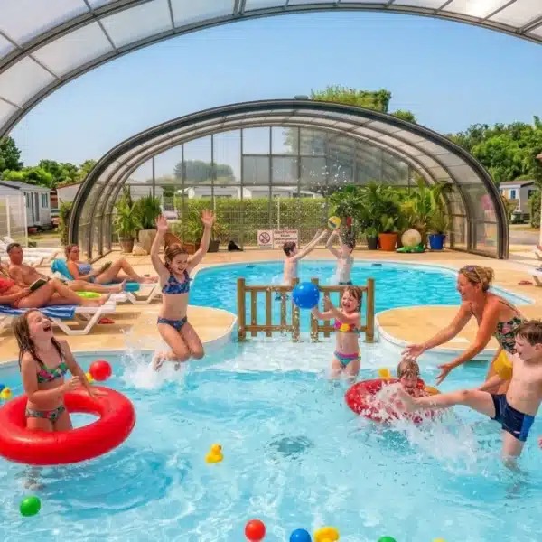 Enfants s'amusant dans une piscine couverte.